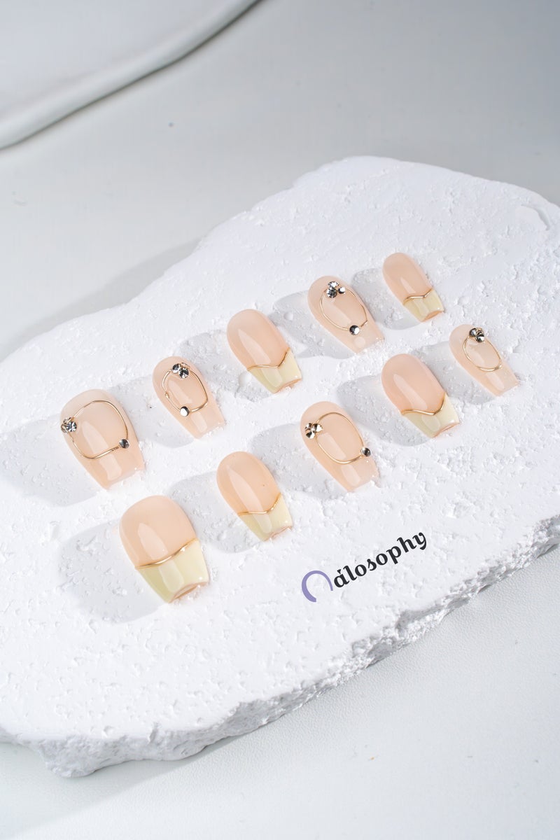 Nailosophy أظافر جل مضغوطة يدوية الصنع فرنسية تجريدية مع خطوط ذهبية وكريستالات | شكل كوفين - Image 1